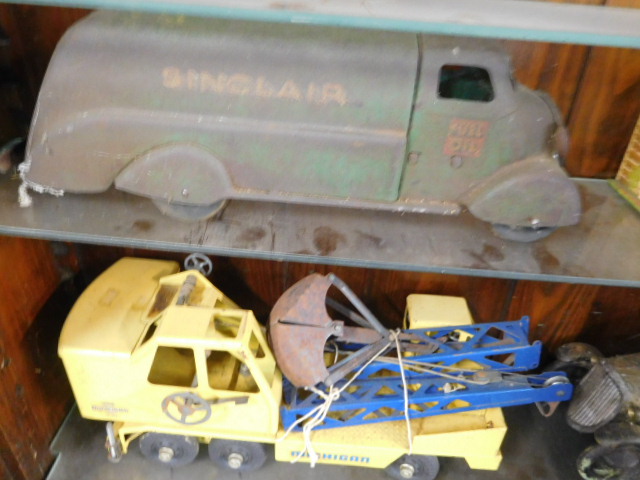 David Berry Estate Auction New Years Day-1935 LaSalle, 1936 Ford, Mascots, Antique Pharmacy items and more - DSCN9840.JPG